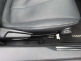 運転席シートはシートリフト機構付きで様々な体格の人に対応致します