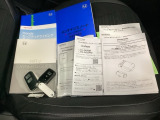 メンテナンスノート【点検整備記録簿・保証書】、取説も揃ってます。スマートキーはバッグなどにしまったままボタン操作でエンジンの始動・停止ができて大変便利です。