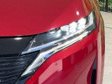 【LEDヘッドライト】悪天候や夜間走行時も良好な視界を確保し安心して運転できる高輝度LEDヘッドライトを装備!点灯速度が早く、消費電力も抑えられています。