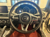 細く見えるハンドルですが、しっかりと握れるデザインになりますので、楽に運転が可能です。