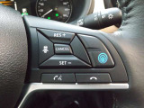 プロパイロットは高速道路の運転で、アクセル、ブレーキ、ハンドルの操作をクルマがアシスト。ドライバーの負担を軽減します。