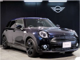 MINIのフロントグリルのデザインはイギリスで生まれた当初から、シルバーのサイドバーが折り重なった伝統的なデザインで御座います。その伝統はBMWのお車になってからでも少しずつ形を変えて守られております
