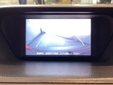バックでの車庫入れも安心です! リアカメラが付いているバックモニター付のナビを装備しております。操作線もついており距離感も画面から確認できます。