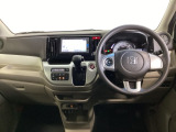 車内は光触媒抗菌消臭施工済です。インパネ周りはスタイリッシュなデザインです。グローブボックスやカップホルダーのほかにトレーなどたくさんの収納スペースが付いています。