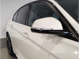 【BMWミラー】視認性の高いスタイリッシュなミラー。自動防眩機能も付いており夜間のドライビングをサポートします。