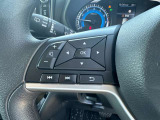 運転中でも音量調整やチャンネル変更がスムーズにできるステアリングスイッチ付き♪