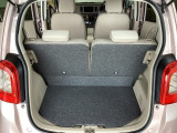 開口部も広く荷物の積み下ろしもしやすいお車となっております。シートの背もたれは5:5の割合で分割して可倒できるので、長いお荷物などを載せることもできます。
