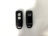 スマートキーを装備しています。鍵を差し込むことなくドアロックの開け閉めと、スタートボタン操作でのエンジンスタートができます。スペアキーも同じものを用意しております。