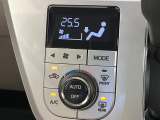 【オートエアコン】一度お好みの温度に設定すれば、車内の温度を検知し風量や温度を自動で調整。暑い…寒い…と何度もスイッチ操作をする必要はありません。快適な車内空間には必須の機能ですね♪