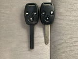 キーレスエントリー付きです。ドアの開け閉めの際に、ボタン操作でキーの差し込み不要です。スペアキーも同じものを用意しております。