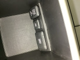 アクセサリーソケットはUSBのアダプターなどをつければ、スマホの充電にも使えます。横にはナビゲーション用の外部入力可能なUSB端子がついており、周辺には物が置けるボックスがついています。
