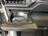 プッシュ式オートオープンカップホルダーが助手席にも装備