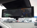 インテリジェントルームミラーは、車両後方のカメラ映像をミラー面に映し出すので、車内の状況や、天候などに影響されずクリアな後方視界が得られます。