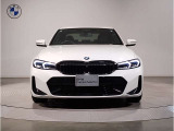 【BMWの伝統-1】BMWの特徴的な“キドニーグリル”は、80年以上続く伝統の形でございます。変わらないこだわりのデザインが、プレミアムブランド“BMW”を創り出します。