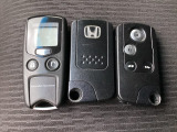スマートキー付きですからドアロックの開閉およびエンジンスタートが楽々です。電動スライドドアの開け閉めもボタンで操作できます。加えて、純正リモコンエンジンスターター用の操作キーもついています。