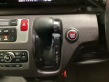 CVT車のセレクトレバーです。低速から高速まで、変速ショックのないスムーズな走りを実現するとともに、エンジン効率のよい領域を維持することで燃費にも貢献します。