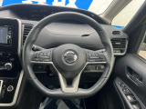 【純正革巻きステアリング】上質な革を使用することで、手にしっかり馴染みとても運転しやすいハンドルです♪