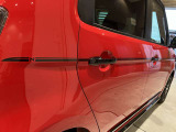 シャープさを感じさせるピンストライプデカールです。さりげない「N」のワンポイントもかっこいいですね!