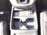 運転席と助手席の間にはドリンクホルダーが付いています。ちょうど手の届く所にありますので、とっても便利です♪