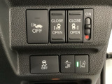 両側電動スライドドアは運転席から操作ができるよう、操作スイッチが付いています。Hondaセンシング用のVSA解除とレーンキープアシストシステムなどのメインスイッチも装備しています。