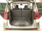 開口部も広く荷物の積み下ろしもしやすいお車となっております。シートの背もたれは5:5の割合で分割して可倒できるので、長いお荷物などを載せることもできます。