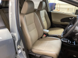 広い足元にゆったり座れるシートには肘掛けも装備しており長距離の運転でも疲れにくくなってます。女性でも運転がしやすいように、シートの高さ調整機能(シートリフター)がついています。