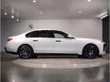 【BMWの伝統-3】BMWのお車は、“駆け抜ける歓び”を体現しております。走行の安定性とコーナリングの良さを追求し、思い通りにハンドルの操作可能です。