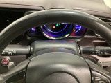 ステアリングの裏側、左右にパドルシフトがついています。右が+、左が-の操作でシフトチェンジを行い、エンジンブレーキなどのマニュアル操作ができます。