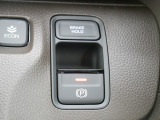 【電子制御パーキングブレーキ】スイッチ操作でパーキングブレーキをオン/オフ。発進時、運転席のシートベルトが着用されている時アクセルを踏めば自動的に解除されます。