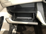 大容量のグローブボックスや小物など、収納が充実しています。