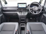 視界広々で非常に運転しやすくロングドライブでも疲れを感じさせないすっきりとまとまったインパネ周りです。