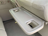 シートにテーブルがついているため後ろの席の方の荷物置きにも使用可能です。