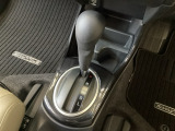 CVT車のセレクトレバーです。低速から高速まで、変速ショックのないスムーズな走りを実現するとともに、エンジン効率のよい領域を維持することで燃費にも貢献します。