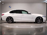 【BMWの伝統-3】BMWのお車は、“駆け抜ける歓び”を体現しております。走行の安定性とコーナリングの良さを追求し、思い通りにハンドルの操作可能です。