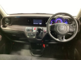 車内は光触媒抗菌消臭施工済です。インパネ周りはスタイリッシュなデザインです。グローブボックスやカップホルダーのほかにトレーなどたくさんの収納スペースが付いています。