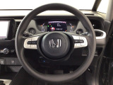 【ハンドル】運転にかかわる様々な操作を安全に行えるように視点移動が少なく操作性に配慮されたスイッチ類が凝縮されたコックピットです。