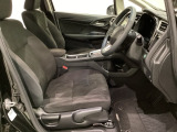 広い足元にゆったり座れるシートには肘掛けも装備しており長距離の運転でも疲れにくくなってます。女性でも運転がしやすいように、シートの高さ調整機能(シートリフター)がついています。