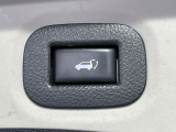 【パワーバックドア】スマートキーや運転席のボタンを押すだけでリアゲートが自動で開閉します!荷物を持っている時や、高い位置にあるバックドアを閉める際に便利な機能です♪