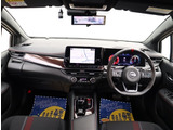 お車選びをお楽しみ頂けるよう、在庫車の展示スペースを十分に確保しております。