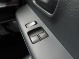 パワーウィンドウのスイッチですよ。 運転席に居ながら窓を開け閉めのコントロールできますよ。