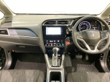 車内は光触媒抗菌消臭施工済です。インパネ周りはスタイリッシュなデザインで機能や装備も充実しています。グローブボックスやカップホルダーのほかにトレーなどたくさんの収納スペースが付いています。