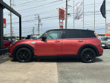 この色遣い!このお洒落感はMINIだけです。外装の顔やボディーだけでも充分かわいいですが、内装も楽しめるインテリア空間となっております。MINIに乗るだけで普段の運転がさらに楽しくなりますよ。