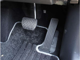 オルガン式アクセルペダル採用で運転時の疲労軽減し、とっさの踏み間違いも置きにくくなります。