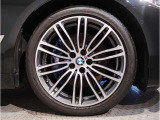 BMW純正アルミホイールです。納車時にはアルミホイールコーティングも承っております!是非ご検討下さいませ。