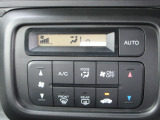 オートエアコンは温度を設定すれば自動で快適な状態をキープしてくれるので、運転中の温度操作が減り、安全面でも安心です。