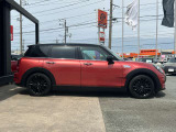 まさに現代版「羊の皮をかぶった狼」。車速も迫力も凄まじいです。