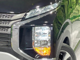 【LEDヘッドライト】悪天候や夜間走行時も良好な視界を確保し安心して運転できる高輝度LEDヘッドライトを装備!点灯速度が早く、消費電力も抑えられています。