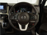 【Honda SENSING】 カメラ等装置で精度の高い検知能力を発揮、安全運転を支援します。ステアリング上のコントローラーに注目!