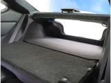 後席を前方に倒すことで荷室容量は純正サイズのタイヤを4本積載可能、また大きな荷物や長い荷物をのせることができます!
