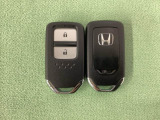 スマートキーを装備しています。鍵を差し込むことなくドアロックの開け閉めと、スタートボタン操作でのエンジンスタートができます。スペアキーも同じものを用意しております。